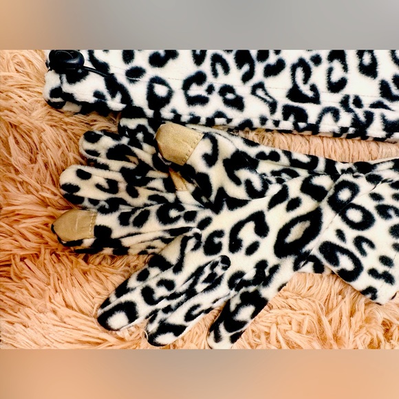 Old Navy Snood and Gloves, New in packaging - Picture 2 of 2